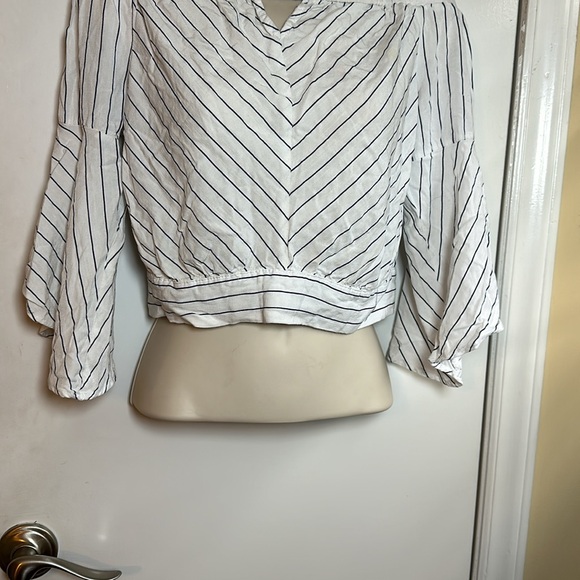 Jealous tomato crop top with bell sleeves - Picture 3 of 8